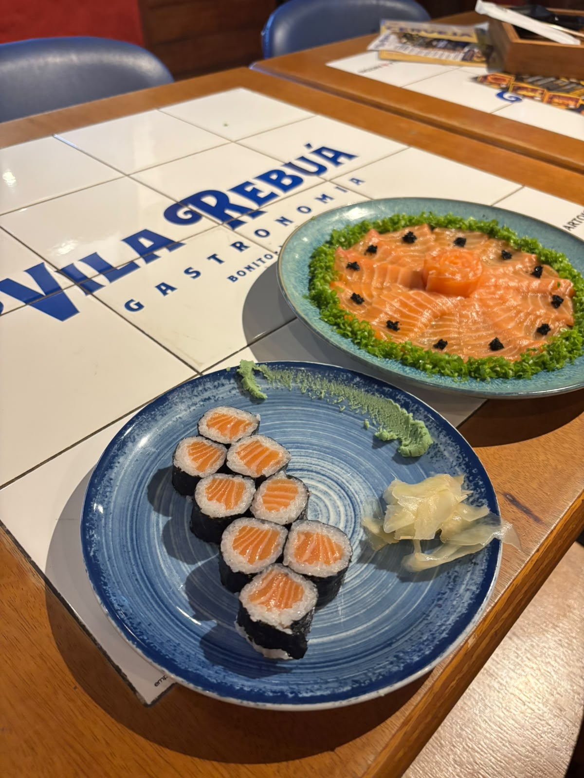 Sushi e sashimi de salmão na mesa da Vila Rébua